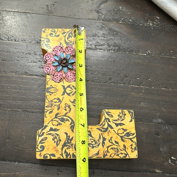 Letter L floral decor block with hole to hang. - Picture 4 of 5